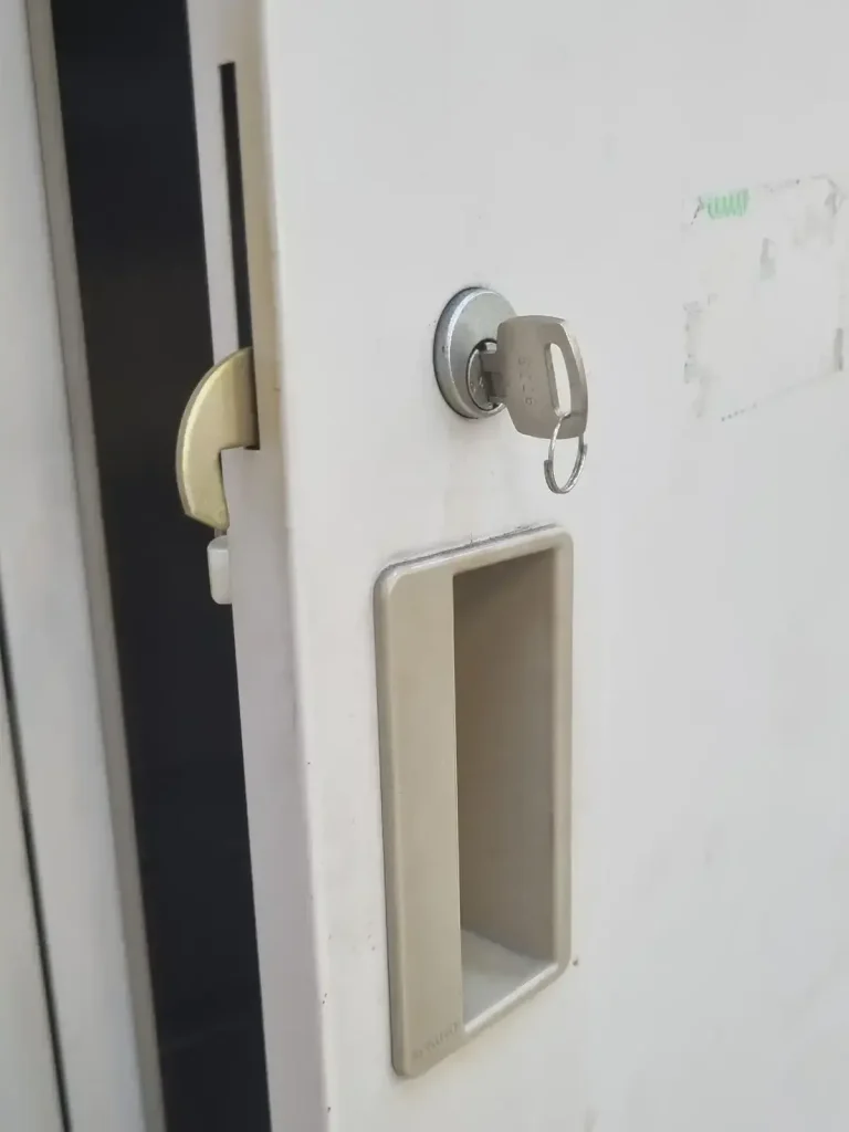 Lock and key of a locker that is found in a travel dorm.