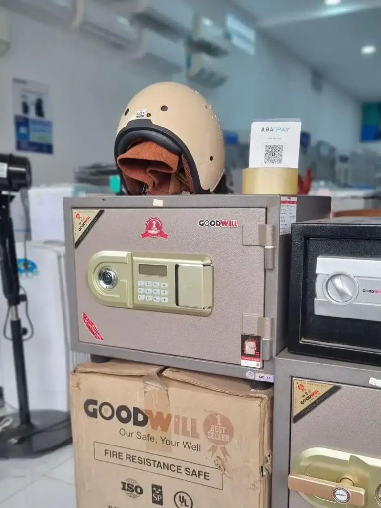 2 lockbox safes for sale at a store in Southeast Asia, one small-sized and one large-sized. This safe can be used at your apartment or home for security puropses.