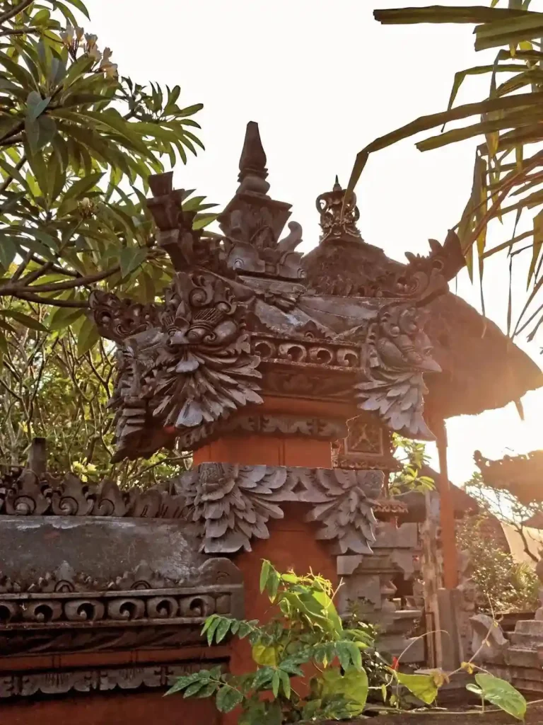 An image of a Bali-style architecture. The image show statue decorations that are ingrained with a wall of a property. This is specific to Bali, Indonesia.