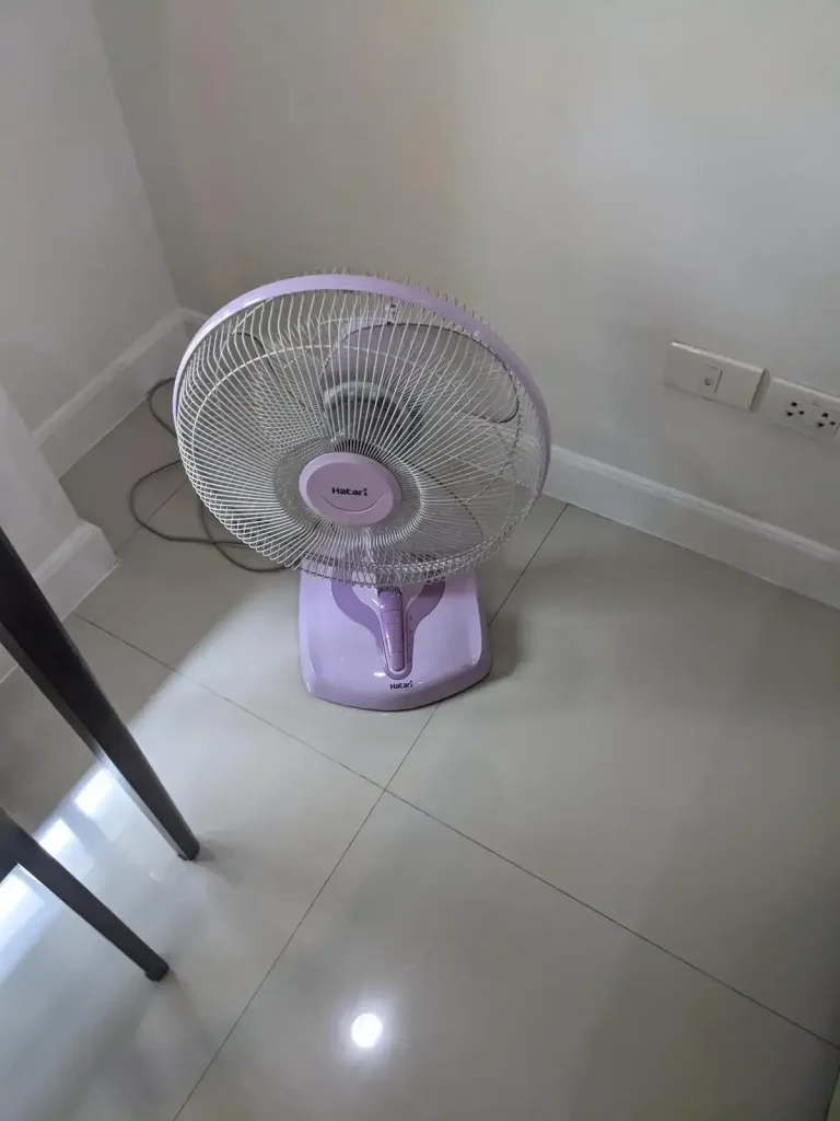 A smaller-sized air fan. It is portable, so you can move it wherever you need to use it. Set it on the ground or on a desk. This brand is Hatari, which is a very reliable brand sold in Thailand and sold in neighboring Southeast Asia countries.